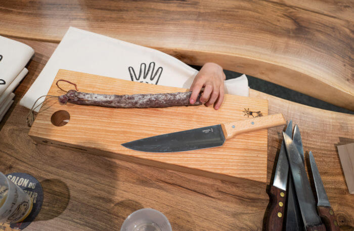 Voleur de saucisson et couteau sur une table Atelier Cream
