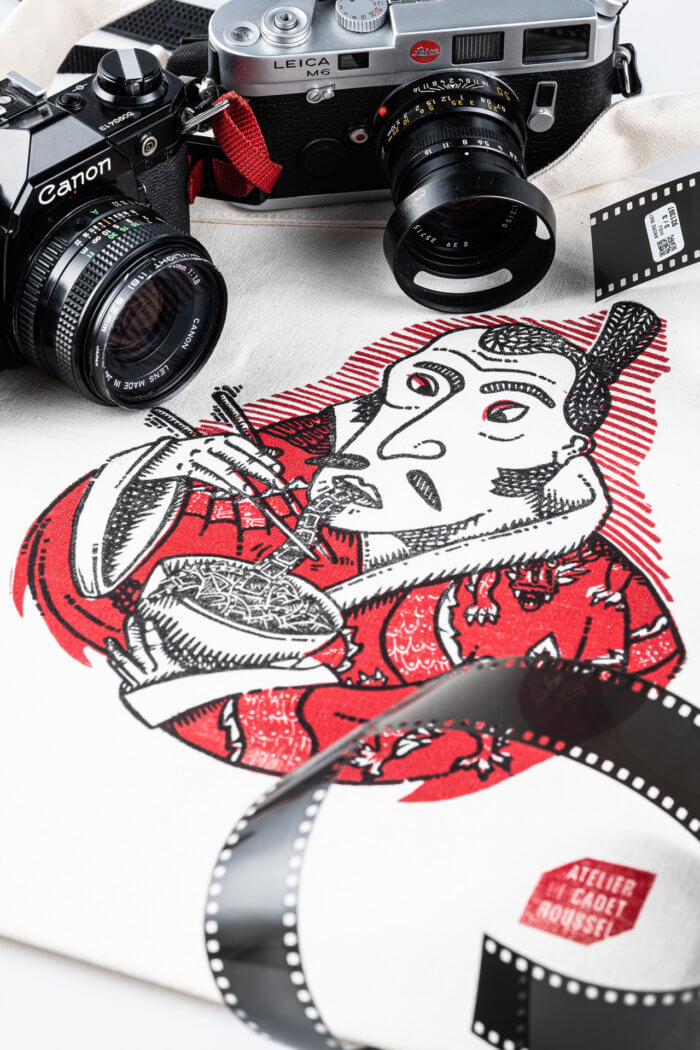 Tote bag imprimé main avec un samouraï et des ramen photo argentique atelier de Cadet Roussel