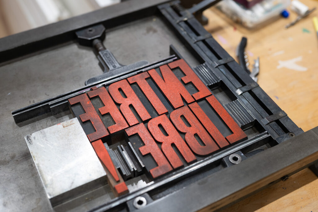 Composition typographique, entrée libre faite sur les presses de Atelier-Atelier