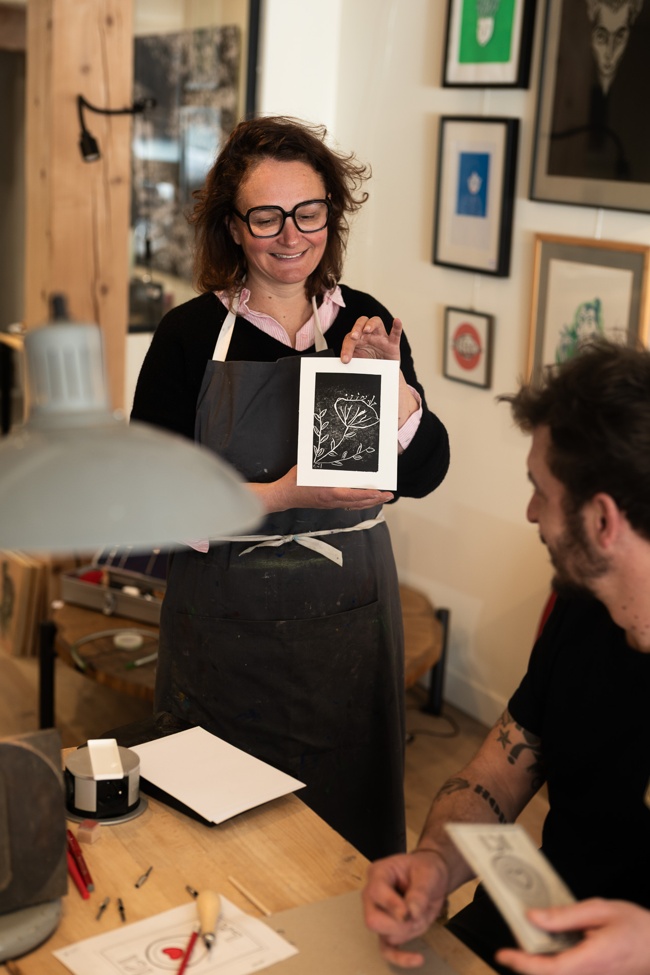 Graveuse d'un jour fière de sa création. Atelier-Atelier tiers-lieu créatif à Remiremont