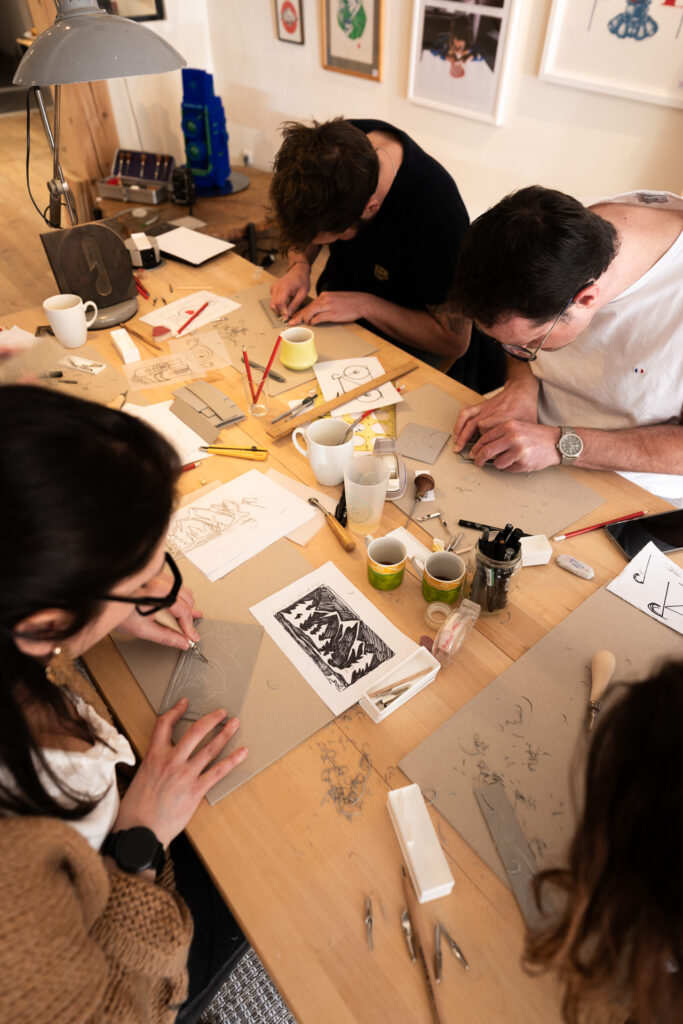 Gravure en cours pendant cet atelier créatif
