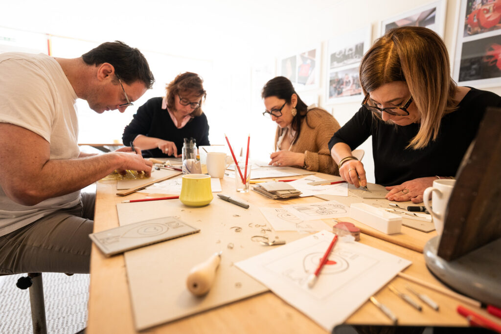 4 participants à un atelier de linogravure à Remiremont