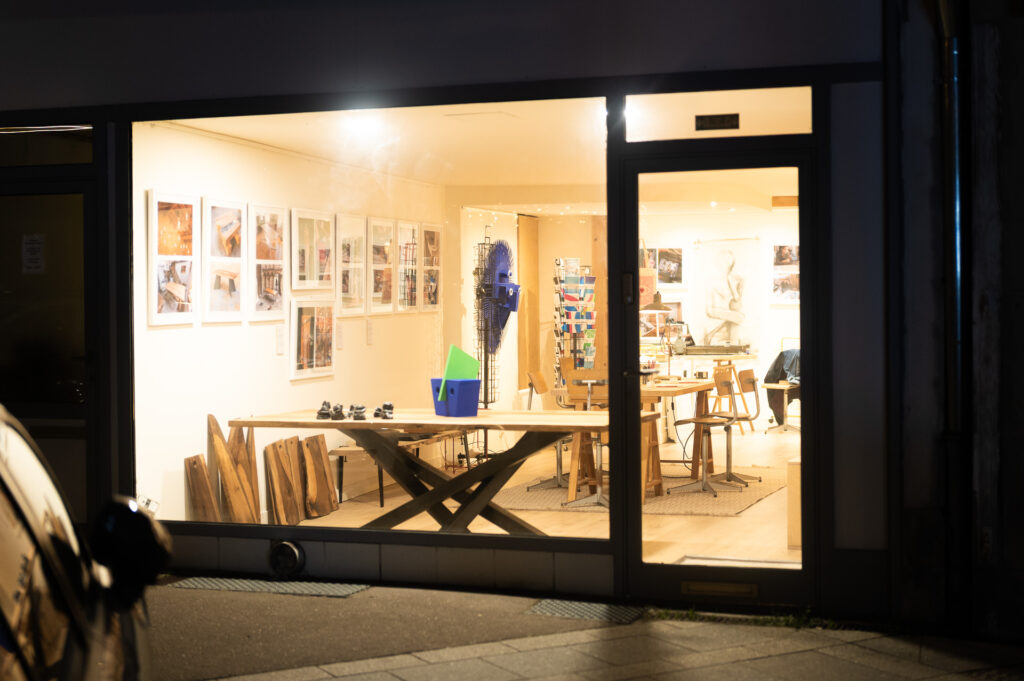 Vue extérieure de la boutique Atelier-Atelier pendant une nuit à Remiremont