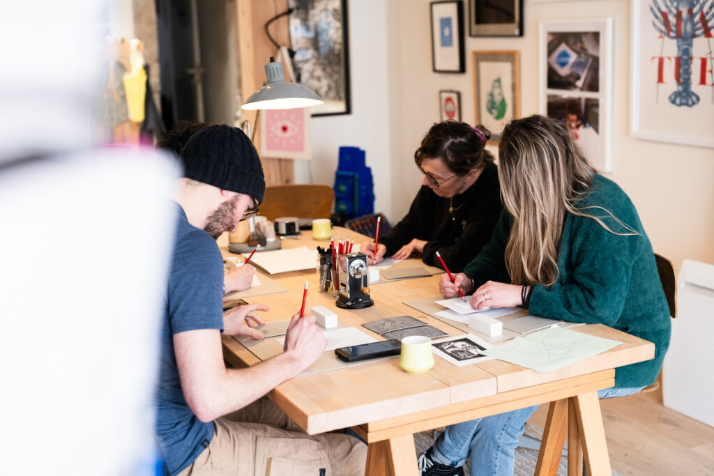 Dessiner, graver et imprimer sa plaque de lino pour en faire des images comme à l'Imagerie d'Épinal