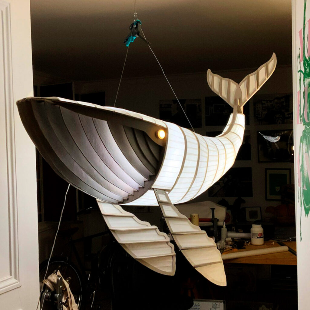 Baleine fabriquée en papier japonais et carton pour une librairie - Atelier de Cadet Roussel